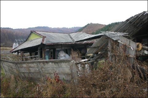 사람이 떠나서 폐허가 된 시골 집 